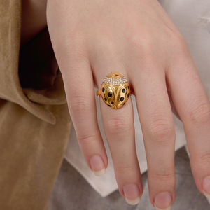 Anillo de mariquita chapado en oro con puntos negros y circonitas blancas engastadas para mujer, regalo de joyería - Product Image 3