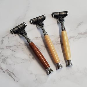 Rasoir manuel élégant à trois lames, manche en bois massif, outil de rasage pour hommes, rasoir pour une coupe de barbe soignée - Product Image 2