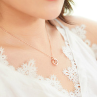 Collier pendentif travestival avec inscription "je t'aime" projeté, en or, 100 langues, puce de mémoire, avec pendentif