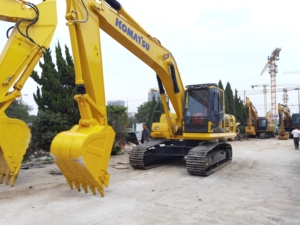รถขุดตีนตะขาบ Komatsu PC200-8 มือสองคุณภาพสูง พร้อมบุ้งกี๋ขุดดิน ขาย - Product Image 3
