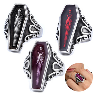 Bague gothique punk en acier inoxydable, grande taille, anti-ternissement, gravée avec crâne et cercueil, accessoire de costume d'Halloween - Product Image 1