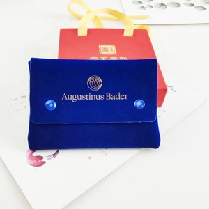 Bolsa de terciopelo de lujo hecha a medida para exhibición de joyas con solapa, mini bolsa de joyería de gamuza sintética con broche y logotipo - Product Image 2