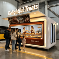 Remorque de restauration mobile avec barre de remorquage, auvent pliable et comptoir ombragé pour les ventes estivales en extérieur