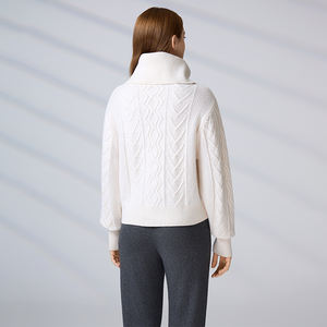 Pull col roulé en maille torsadée blanc uni personnalisé, coupe ample et confortable, collection Automne Hiver 2026 pour femme - Product Image 6