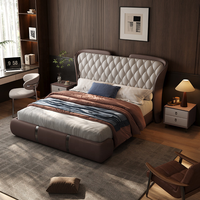 Lit double capitonné de luxe en cuir véritable, design moderne, avec dossier ailé et capitonnage diamant, pour chambre principale