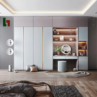 Armoire de chambre à coucher organique haut de gamme personnalisable de style scandinave pour grand appartement