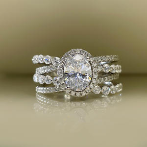 Anello da Donna Q751 in Oro Bianco con Diamante Naturale Taglio Ovale, Anello di Fidanzamento con Pietre Laterali Colore D - Product Image 1