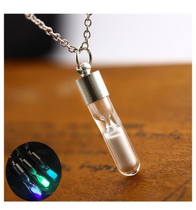 Pendentif bouteille à sable mouvant en cristal en forme de sablier, tendance, luminescent dans le noir, avec chaîne en alliage popcorn pour femmes - Product Image 6