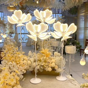 Décoration d'événements intérieure et extérieure : Grande fleur LED géante alimentée par courant alternatif pour allée de mariage et éclairage de chemin - Product Image 4
