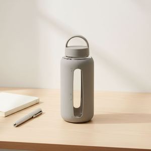 Bouteille d'eau en verre borosilicate moderne et personnalisable avec manchon en silicone et couvercle à poignée 800 ml pour le bureau, l'école et les sports - Product Image 1