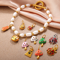 MYNECK Bijoux au style crémeux et charmant, en acier inoxydable plaqué or 18 carats PVD, pendentif unique Chaton, Drapeau, Champignon, accessoires pour clés et sacs