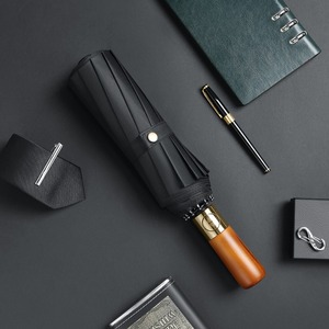 Paraguas de 3 pliegues de diseño clásico para hombre, mango de madera maciza, 12 huesos, a prueba de viento, semiautomático, logotipo personalizado, ocasiones de coche de negocios - Product Image 3