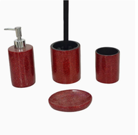 Ensemble d'accessoires de salle de bain modernes et écologiques en résine rouge brillante avec distributeur de savon, porte-brosse WC, gobelet et porte-savon