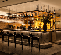Vitrine à vin classique pour taverne, vitrine personnalisée en acier et marbre, rangement traditionnel pour spiritueux de pub, présentoir commercial avec éclairage LED