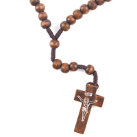 Collier chapelet catholique économique en corde noire nouée avec perles en bois marron et crucifix de Jésus, idéal pour un cadeau