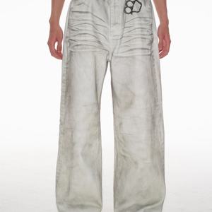 Jeans droits en denim blanc vieilli, teint et délavé, style streetwear vintage pour homme, avec plis et moustaches pressés - Product Image 1