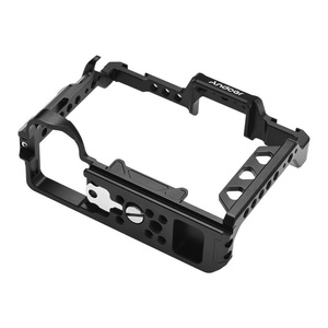 Jaula de cámara de aleación de aluminio Andoer con tornillos de 1/4 pulgadas Agujeros Soportes de zapata fría Reemplazo para <span class=keywords><strong>Sony</strong></span> <span class=keywords><strong>A7</strong></span> <span class=keywords><strong>IV</strong></span> - Product Image 6