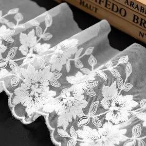 Fabricants de gros motif floral dentelle brodée pour robe