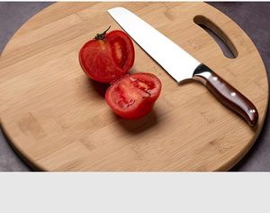 Planche à découper circulaire en bois massif personnalisable avec trous pour accrocher et maintenir, idéale pour couper le steak, les fruits et les légumes - Product Image 1