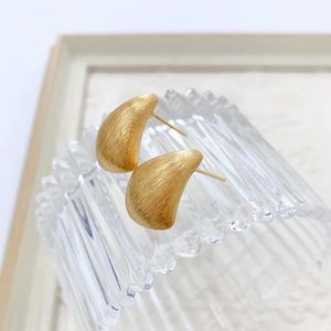 Pendientes de tuerca Xinfly AU750 para mujer, de oro de 18 quilates, estilo retro, con forma de abanico y acabado cepillado. - Product Image 5