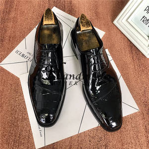 Zapatos formales de cuero hechos a mano para hombre - cuero lacado brillante - zapatos de boda para el novio - zapatos de traje de boda para el padrino - Product Image 1
