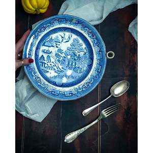 Plat à réchaud en porcelaine anglaise Gabriella P. avec décoration en saule – Ensemble de vaisselle élégant - Product Image 3