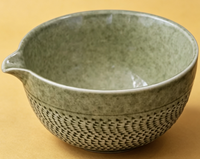 Ensemble de thé matcha traditionnel pour les affaires, bol en céramique fait main avec passoire et bec verseur