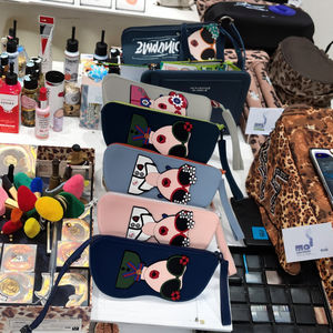 Bolso con asa para gafas duradero e impermeable de nuevo diseño con cierre de cremallera Bolso práctico para la vida diaria - Product Image 4