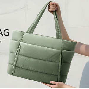 Nuevo Diseño, Juego de 2 Bolsos Tote Acolchados, Bolsos de Hombro Suaves Tipo Nube, Bolsos de Viaje Acolchados de Alta Calidad para Mujer, para Yoga y Gimnasio, con Logotipo - Product Image 3