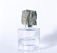 Flacon pulvérisateur de parfum en verre transparent cylindrique de 50 ml, avec pompe à pression à sertir, couvercle en pierre brute rétro, personnalisable avec logo, emballage en gros