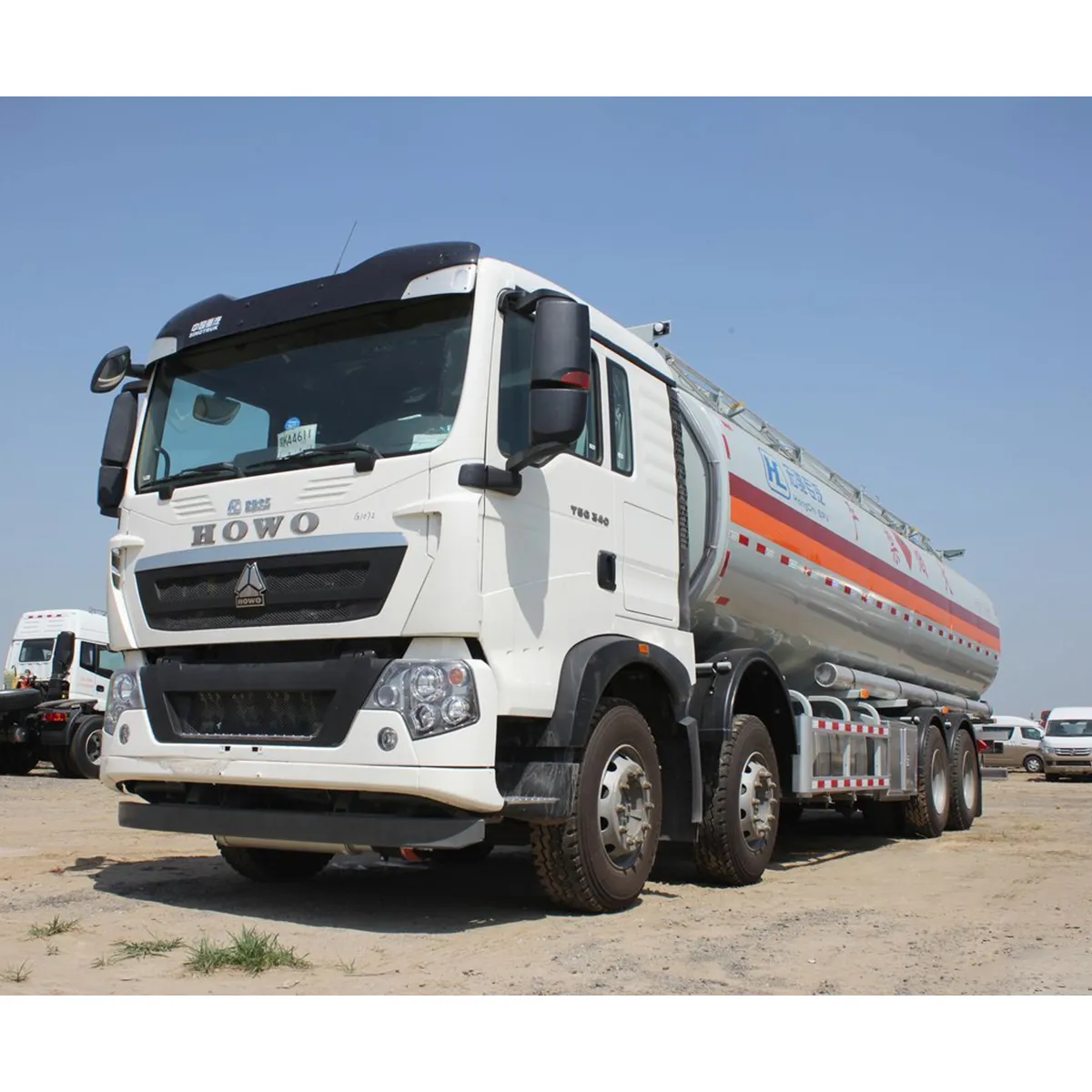 Sinotruck Howo 8X4 25000 ลิตร 30000 ลิตรใช้จ่ายน้ํามันเชื้อเพลิงรถบรรทุกน้ํามัน 20000 ลิตรน้ํามันถังน้ํามันเชื้อเพลิงรถบรรทุก