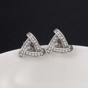 Orecchini a Perno con Zirconi Taglio Baguette a Triangolo per Donne, Gioielli Eleganti e Scintillanti per Uso Quotidiano - Product Image 3