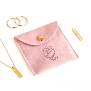 Bolsa de Joyería Personalizada de Gamuza Gruesa <span class=keywords><strong>Rosa</strong></span> Pálido con Botón de Metal Dorado <span class=keywords><strong>Rosa</strong></span> y Logotipo Dorado <span class=keywords><strong>Rosa</strong></span> - Product Image 1