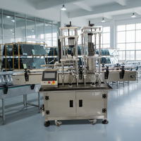 Automatische elektrische machine voor het sorteren, invoeren en afsluiten van plastic glazen flessen met fruitjam, augurken, olie, siroop en tomaten.