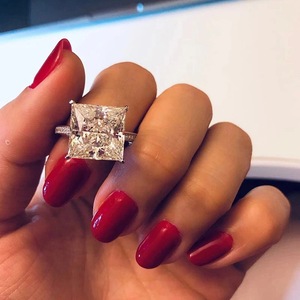Anello scintillante con taglio quadrato per donna, elegante gioiello da dito alla moda - Product Image 2
