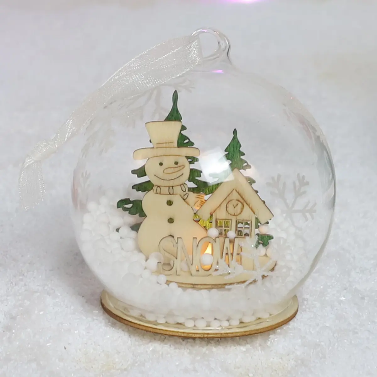Дешевый высококачественный ручной работы стеклянный подвесной шар с деревянной рождественской фигуркой внутри рождественской елки аксессуары маленькая деревня