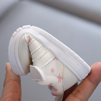 Baskets de skate style étoile pour enfants en gros – Chaussures antidérapantes pour garçons et filles avec empeigne en cuir microfibre et fermeture auto-agrippante (lot de quatre)