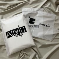 JM16 Emballage en plastique biodégradable mat/givré à impression personnalisée Sac à fermeture éclair transparent Sacs à fermeture éclair avec logo pour vêtement