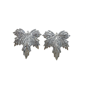 Orecchini a perno di lusso in oro bianco con foglia e micro inserti di strass in cristallo per donna, gioielli da festa, forma a pianta in metallo argentato - Product Image 1