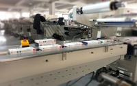 Machine d'emballage sous film rétractable à grande vitesse contrôlée par PLC pour l'emballage des aliments et des boissons
