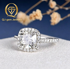 Bague Halo Classique Personnalisée pour Femme, Bijou de Luxe, Diamant de Laboratoire Taille Coussin avec Certificat IGI, Couleur D, Pureté VVS, Platine - Product Image 1
