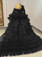 Robe en tulle rose, design à une épaule, jupe à volants à plusieurs niveaux, corsage à paillettes, détail en plumes, traîne dramatique, robe de concours pour enfants