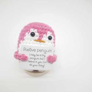 Vente Flash : Poupée Pingouin Positive Faite Main – Cadeau au Crochet avec Carte d'Encouragement Énergétique Positive – Animaux au Crochet pour le Soutien Émotionnel - Product Image 4