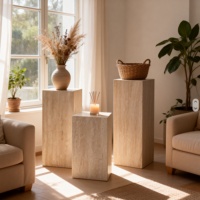 Socle en marbre travertin naturel moderne, cube en pierre à texture poreuse, bloc de présentation pour villa et hôtel