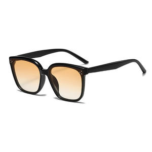 Lunettes de soleil pour femmes D3-6327, monture noire en PC, protection UV400, rivets à points, style streetwear - Product Image 3