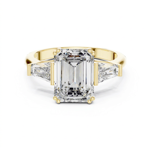 Anillo de Compromiso de Diamante CVD Cultivado en Laboratorio con 3 Piedras, Corte Esmeralda y Baguette, Oro Sólido - Product Image 1