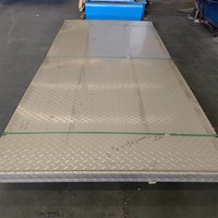 Tôle d'acier inoxydable à motif chevron antidérapante, fournisseur de tôles d'acier pour revêtements de sol industriels