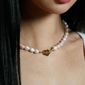 قلادة خانقة كلاسيكية عتيقة من النحاس المطلي بالذهب عيار 18 قيراط مع خرز لؤلؤ المياه العذبة على شكل زهرة للخطوبة والحفلات والهدايا - Product Image 2