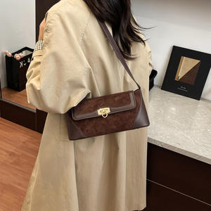 Bolso bandolera de ante marrón y piel con hebilla de metal de estilo vintage. - Product Image 4