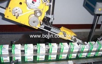 Étiqueteuse de bouteilles plates entièrement automatique de haute technologie BJ-220 + emballage de caisse en bois chaud S avec moteur et composants de base PLC
